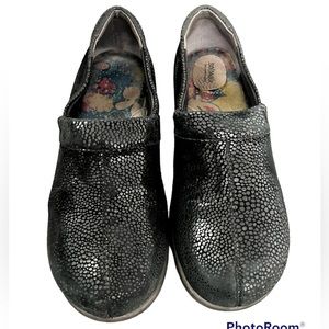 SOFTWALK GREY’s ANATOMY Size 7 black with snakeskin shimmery clogs
